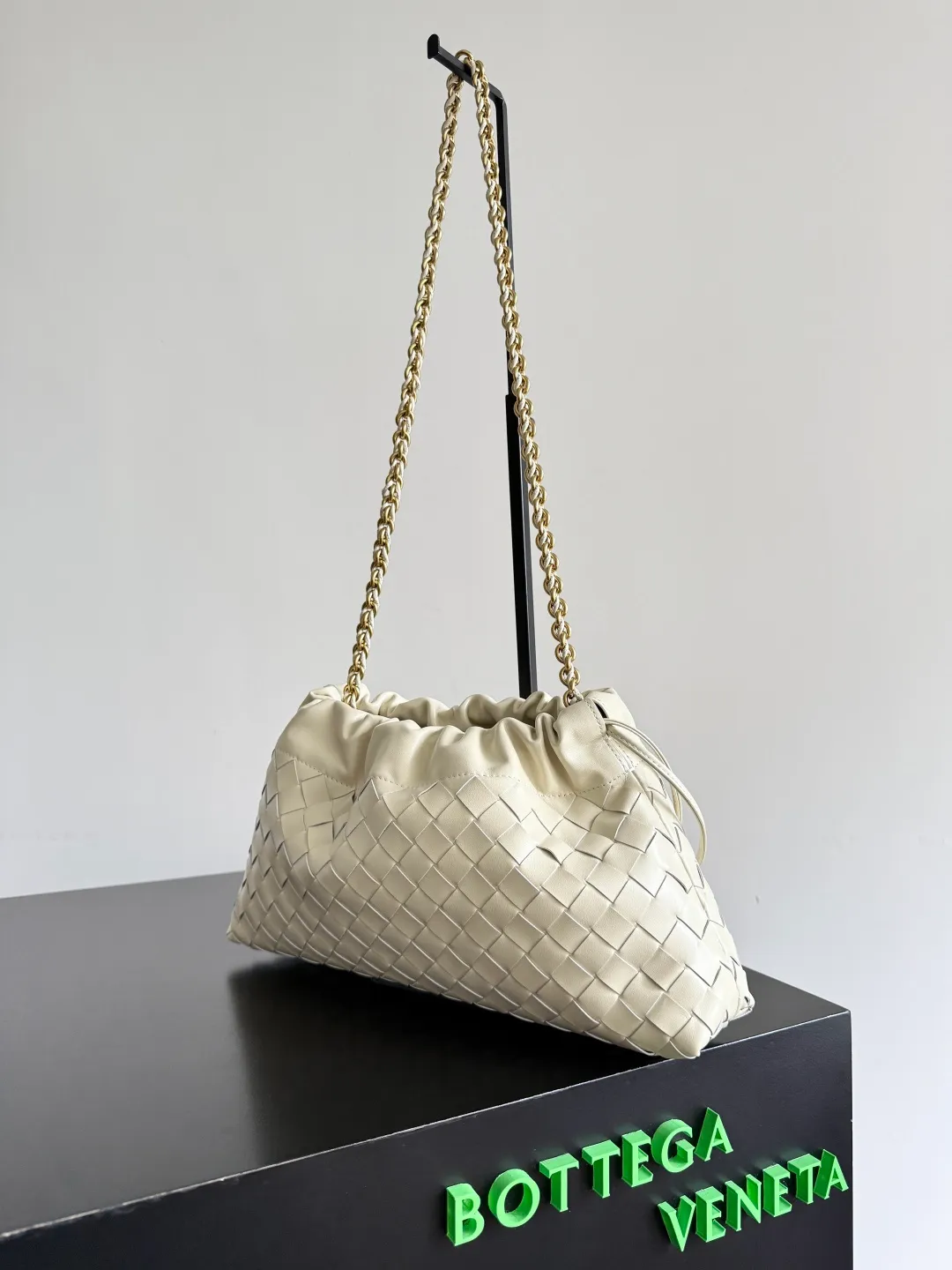 Batch 1680 BOTTEGA VENETA 2025 new women's Dustbag Notte clutch. Dustbag, which has been very popular since its launch, has a chain clause! ! The hand-carrying method is reminiscent of the classic bag type Pouch , light and elegant, the reserved drawstring design allows the bag to be used as an armpit bag, and the chain is longer, which is very suitable for sisters who like to free their hands and carry cross-body backpacks. No matter which way you carry it, you can change the back according to the occasion and your mood that day. It can make the overall outfit more fashionable🪄🪄The body of the bag has also been widened. It is the rainy season and the weather is hot. The bag can easily accommodate a small umbrella and water bottle. The lining is made of nylon, which is light and comfortable to carry, and is very suitable for summer use. Style number: 839394 Size: 33*19*8cm